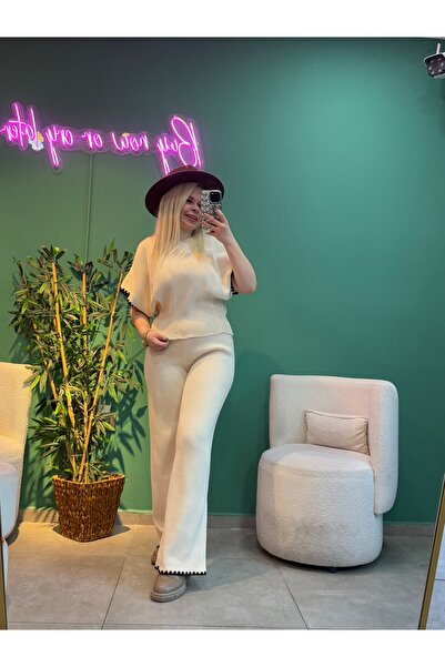 Tuğba Korse ve Nakış Detaylı Ekru Triko Takım