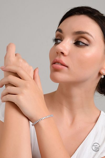 Swaroski لحظات الزركونيا الكريستالية الفاخرة - سوار فضي اللون مقاوم للماء