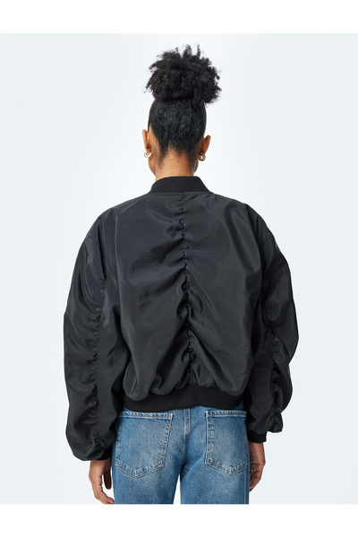 Koton Glänzende Crop-Bomberjacke mit Collegekragen und drapiertem Rücken