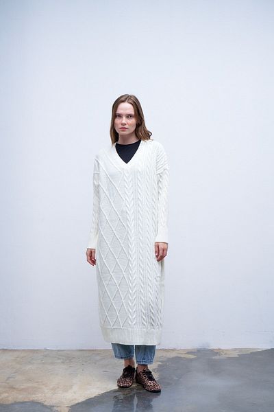QANU White V-Neck Knitted Knitwear