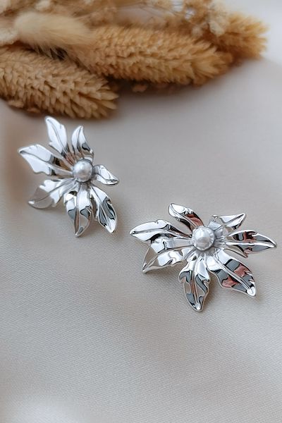 COSİTA Silver Shiny Natural Form Pearl Flower Detailed Modern Earrings