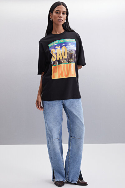 GRIMELANGE Gladys Women's City Themed Print Detaillierte Oversize Fit Crew Neck Organic Cotton Black T-Shirt