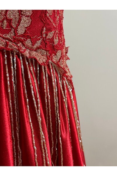 LALE KIRMIZI PÜSKÜL DETAYI SATEN KINA ELBİSESİ + ŞAL