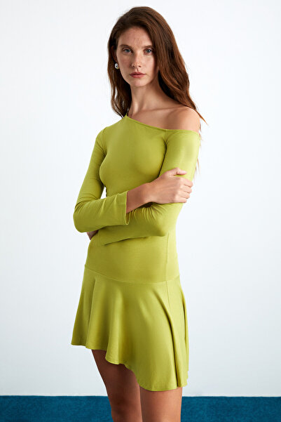 GRIMELANGE Glenıs Kadın Viskon Likralı Kayık Yaka Vücüda Oturan Eteği Kloş Ve Asimetrik Yeşil Elbise