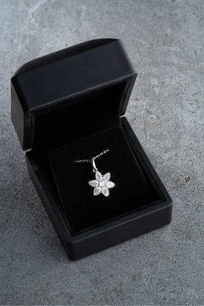 Silvano Jewelry 925 Ayar Gümüş Işıklı Kutuda Nergis Çiçeği Kolye