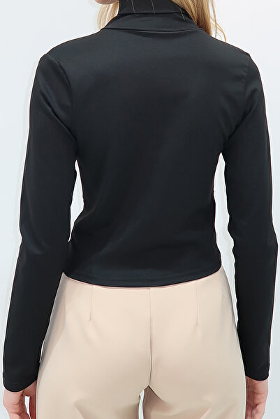 VAGGON Dámská sezónní crop halenka s černým stojáčkem a uzlem z potápěčské látky Prmx13462