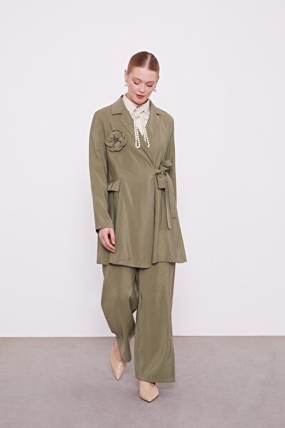 Levidor Σετ μπουφάν με λεπτομέρεια με καρφίτσα χακί τριαντάφυλλο