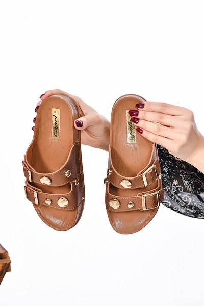 CAPRİ MODA Γυναικείες παντόφλες με μεταλλική λεπτομέρεια διπλής πόρπης Μεσαία βάση