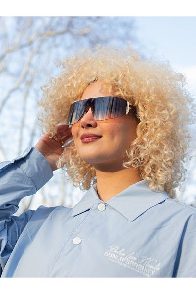 Angel Eyes زجاج داكن، إطار ذهبي مفصل، نظارات تزلج بتصميم أنيق