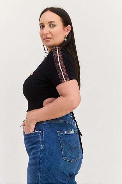 Ellesse بلوزة نسائية برقبة دائرية وأكمام قصيرة وشعار العلامة التجارية، باللون الأسود