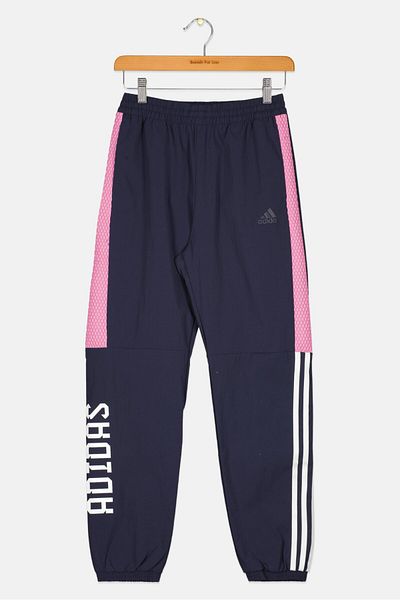 adidas بنطال رياضي بشعار العلامة التجارية للأولاد من Kids Boy، باللون الأزرق الداكن