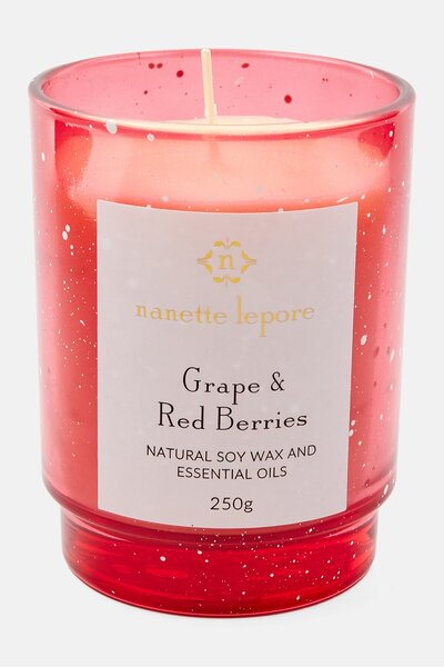 NANETTE LEPORE شموع معطرة برائحة العنب والتوت الأحمر 250 جرام، أحمر