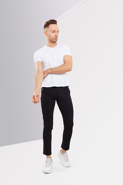 The Kooples بنطال تشينو مطاطي بقصّة ضيقة للرجال، أسود