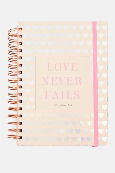 Deejay دفتر ملاحظات Love Never Fails باللون الوردي