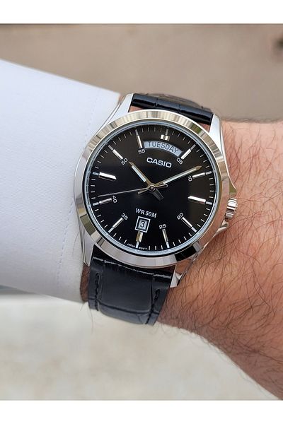 Casio ساعة يد رجالية فضية اللون باللون الأسود