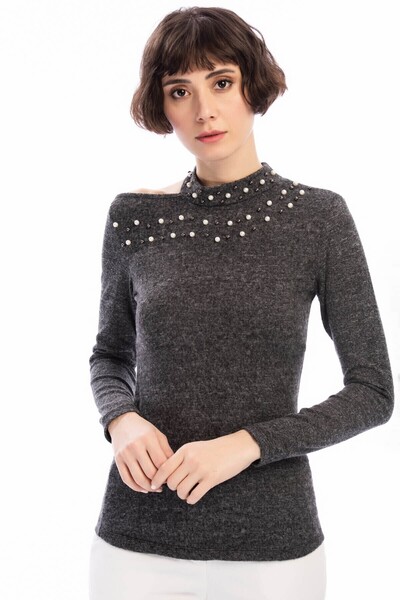 Cotton Mood 8490936 بلوزة يوموش بكتف واحد مكشوف مزينة باللؤلؤ باللون الأسود