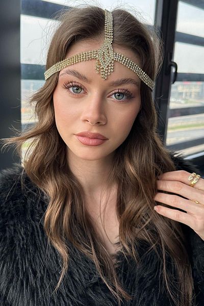 TAKIŞTIR إكسسوار حجري ذهبي اللون مفصل