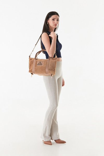 Fulla Moda Yazı Baskılı Pelüş Kol Çanta