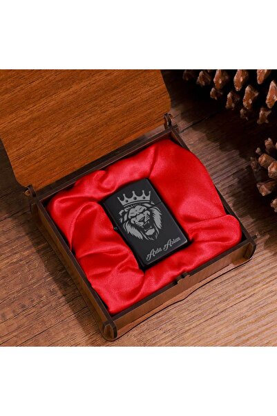 Hediyelerin Efendisi Ahşap Kutulu Royal Aslan Figürlü İsme Özel Benzinli Çakmak
