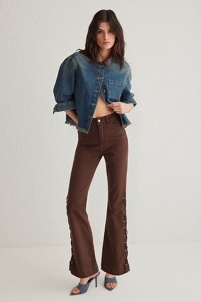 Trendyol Collection Braune, seitlich geschnürte, ausgestellte Jeans mit hoher Taille TWOSS25JE00013
