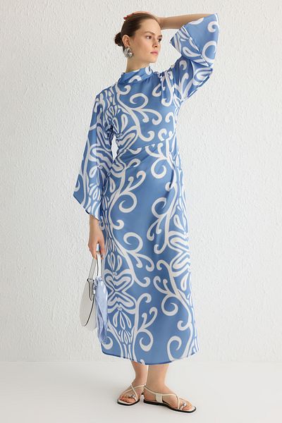 Trendyol Modest Modrý výstřih s detailem kravaty na zádech zdobený saténovými tkanými večerními šaty TCTSS24DB00017