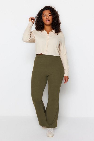 Trendyol Curve Ölgrüne, ausgestellte, gestrickte Hose mit spanischem Beinschlitz in Übergröße TBBAW23AR00030