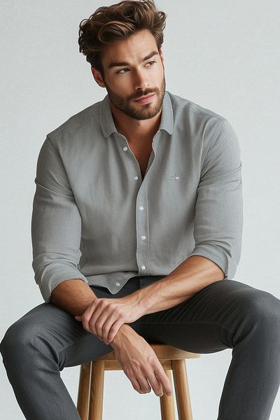 Trendyol Collection Graues, regulär besticktes, leicht bügelbares Smart-Oxford-Shirt TMNAW24GO00089