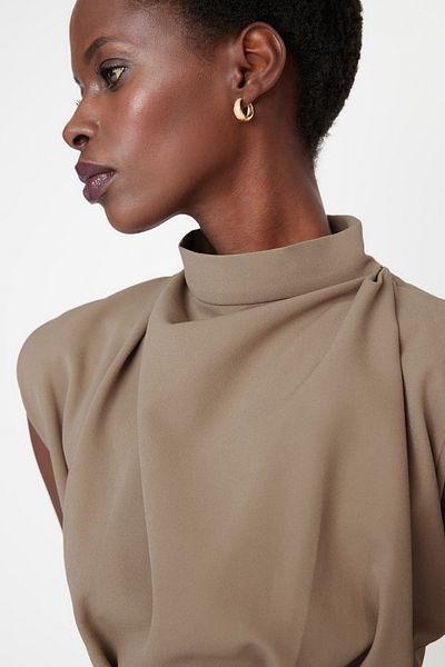 Trendyol Collection Kamelfarbenes Midikleid mit Stehkragen – Figurformendes Kleid mit Bleistiftrock TWOAW20EL0311