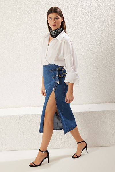 Trendyol Collection Magas derekú Midi farmer szoknya kék hasított derékpánt kiegészítővel TWOSS25ET00020
