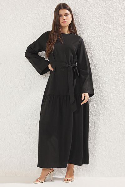 Trendyol Modest Gewebtes Kleid im Leinen-Look mit schwarzer Schärpe TCTSS25EB00059