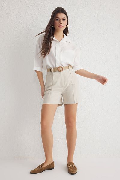 Trendyol Collection Beigefarbene, knielange City-Shorts in Leinenoptik mit Gürtel und Bermuda TWOSS25SR00035
