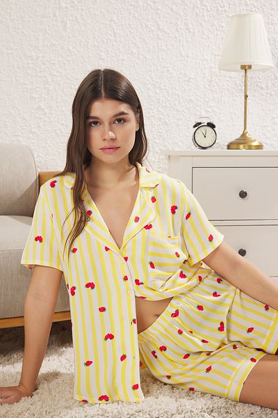 Trendyol Collection Sárga csíkos és eper mintás viszkóz szőtt pizsama szett THMSS25PT00194
