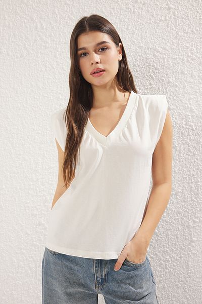 Trendyol Collection Gepolstertes Ecru-Strick-T-Shirt – 100 % Baumwolle, V-Ausschnitt, normale Passform TWOSS25TS00018