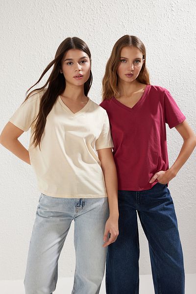 Trendyol Collection Burgunderrot-Mehrfarbig, 100 % Baumwolle, 2er-Pack, reguläre Passform, Basic-Strick-T-Shirts mit V-Ausschnitt TWOSS23TS00002