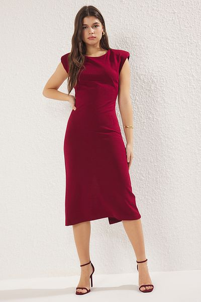Trendyol Collection Weinrotes Midi-Strickkleid mit dehnbarer Polsterung – körperbetont, TWOSS25EL00113