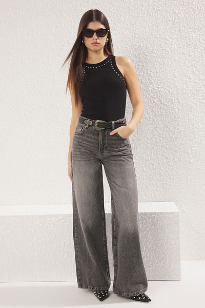 Trendyol Collection Schwarzes, mit Nieten verziertes, tailliertes, elastisches Strick-Tanktop TWOSS25AL00008