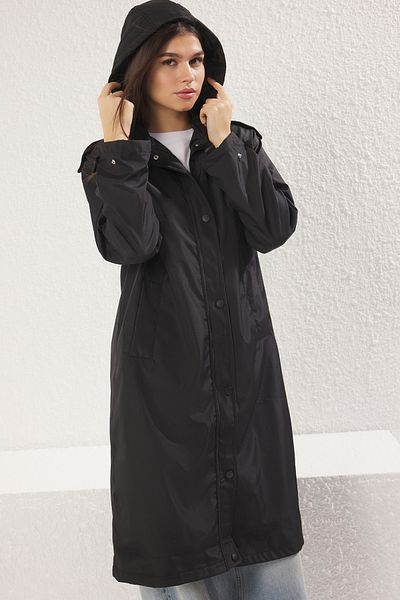 Trendyol Collection Langer schwarzer Regenmantel mit Kapuze und Windjacke – TWOAW25YR00005