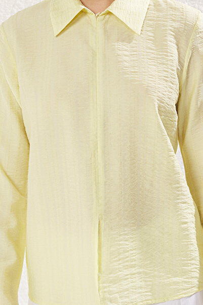 Trendyol Collection Světle žlutá splývavá tkanina na přední straně zip s podrobným pravidelným tkaným košilím TWOSS25GO00091