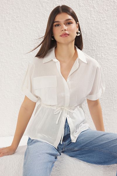 Trendyol Collection Ecrufarbenes, kurzärmliges, gewebtes Hemd mit Schnürung vorne und detaillierter Tasche TWOSS25GO00017
