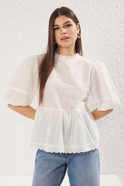 Trendyol Collection Weiße gewebte Baumwollbluse mit Ballonärmeln und Rundhalsausschnitt TWOSS25BZ00168