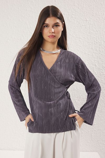 Trendyol Collection Anthrazitfarbene, plissierte, zweireihige, lange Strickbluse mit Bindedetail TWOSS25BZ00016