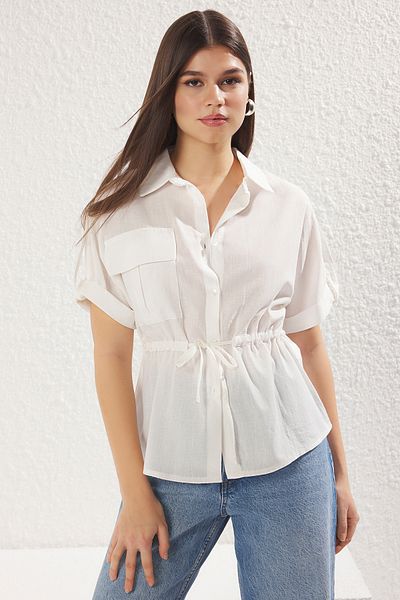 Trendyol Collection Ecrufarbenes, kurzärmliges, gewebtes Hemd mit Schnürung vorne und detaillierter Tasche TWOSS25GO00017