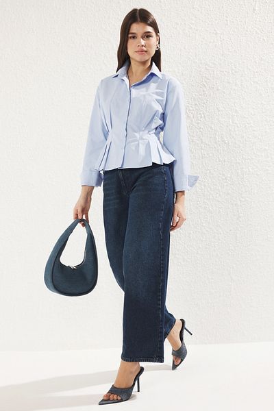 Trendyol Collection Hellblaues, tailliertes, gewebtes Hemd TWOAW24GO00186