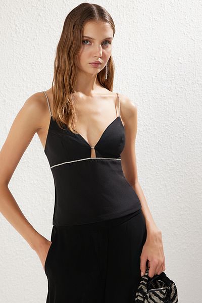 Trendyol Collection Μαύρη υφαντή μπλούζα με πέτρινη λαιμόκοψη με λεπτομέρεια TPRSS25BZ00029