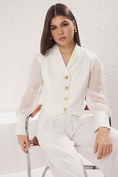 Trendyol Collection Weiße Crop-Blazer-Jacke mit Knopfleiste und transparenten Ärmeln – TWOSS25BC00026