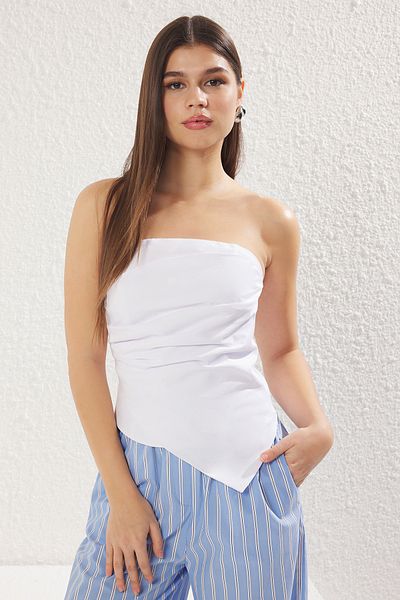 Trendyol Collection Weiße, trägerlose, gestreifte Baumwollbluse TWOSS25BZ00242