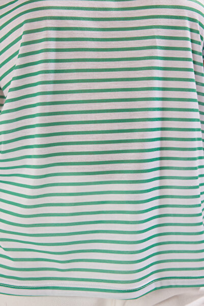 Trendyol Collection Πλεκτό μπλουζάκι με πράσινη ριγέ λαιμόκοψη - κοντό μανίκι, κανονική εφαρμογή TWOSS21TS0904