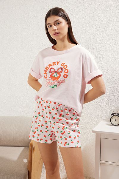 Trendyol Collection Ροζ 100% βαμβακερό σορτς με σχέδιο κερασιού Πλεκτό Σετ Πιτζάμες THMSS25PT00101