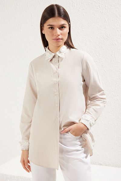 Trendyol Modest Beigefarbenes, gewebtes Hemd mit Spitzendetail am Kragen und Ärmeln TCTSS25TG00009