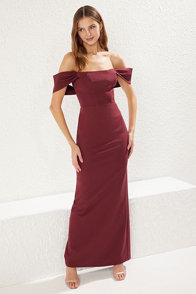 Trendyol Collection Burgunderfarbenes, figurbetontes, gewebtes, stilvolles, langes Abendkleid mit Carmen-Ausschnitt TPRSS25AE00008